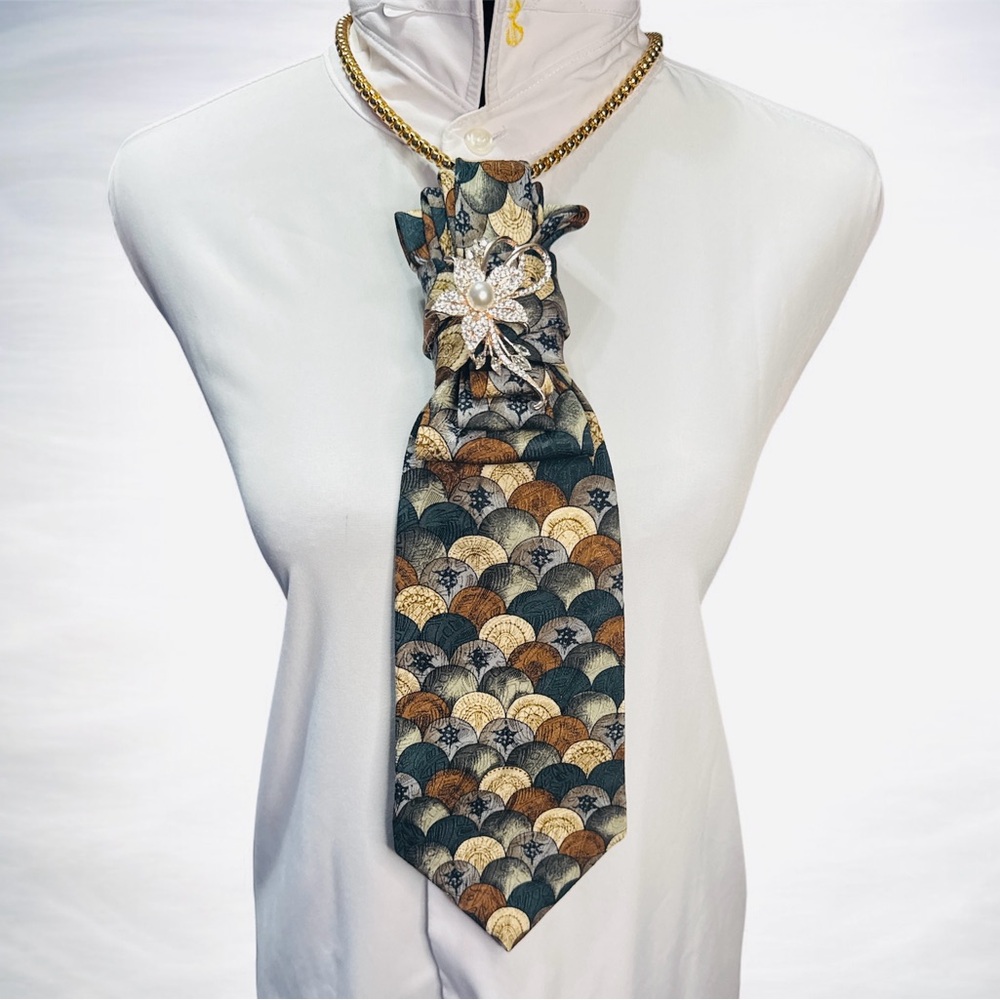 Elegant Multicolor Patterned Necktie with Gold Flower Brooch